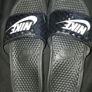 NIKE SLIDES